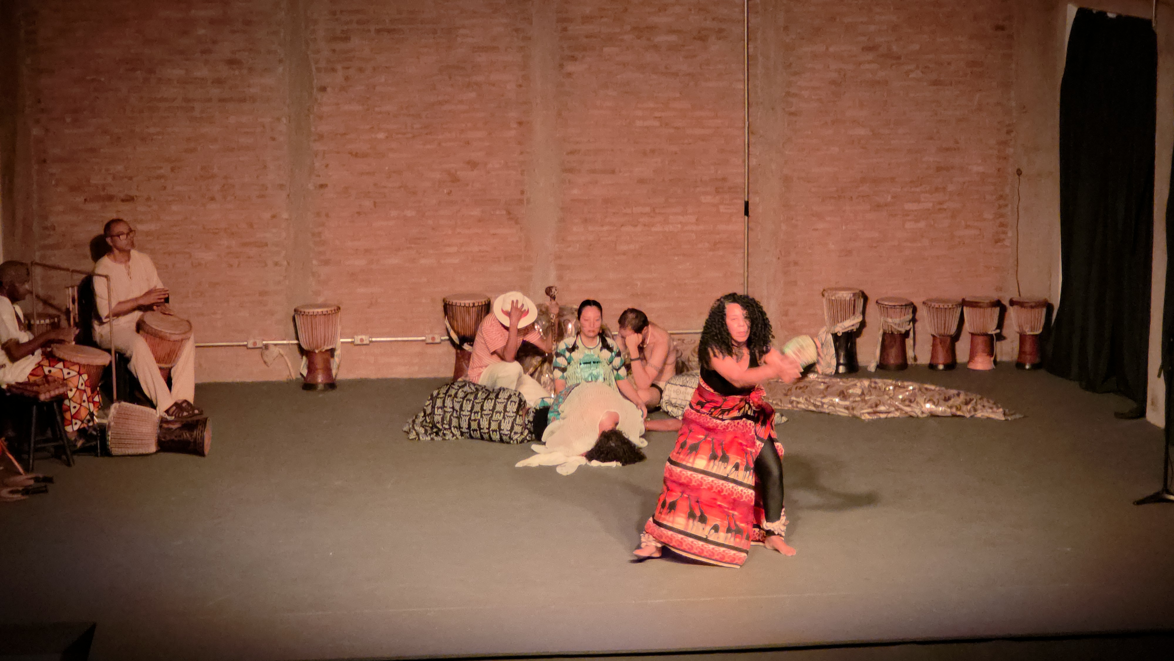 A proposta é oferecer uma experiência teórico-prática voltada à dança negra contemporânea