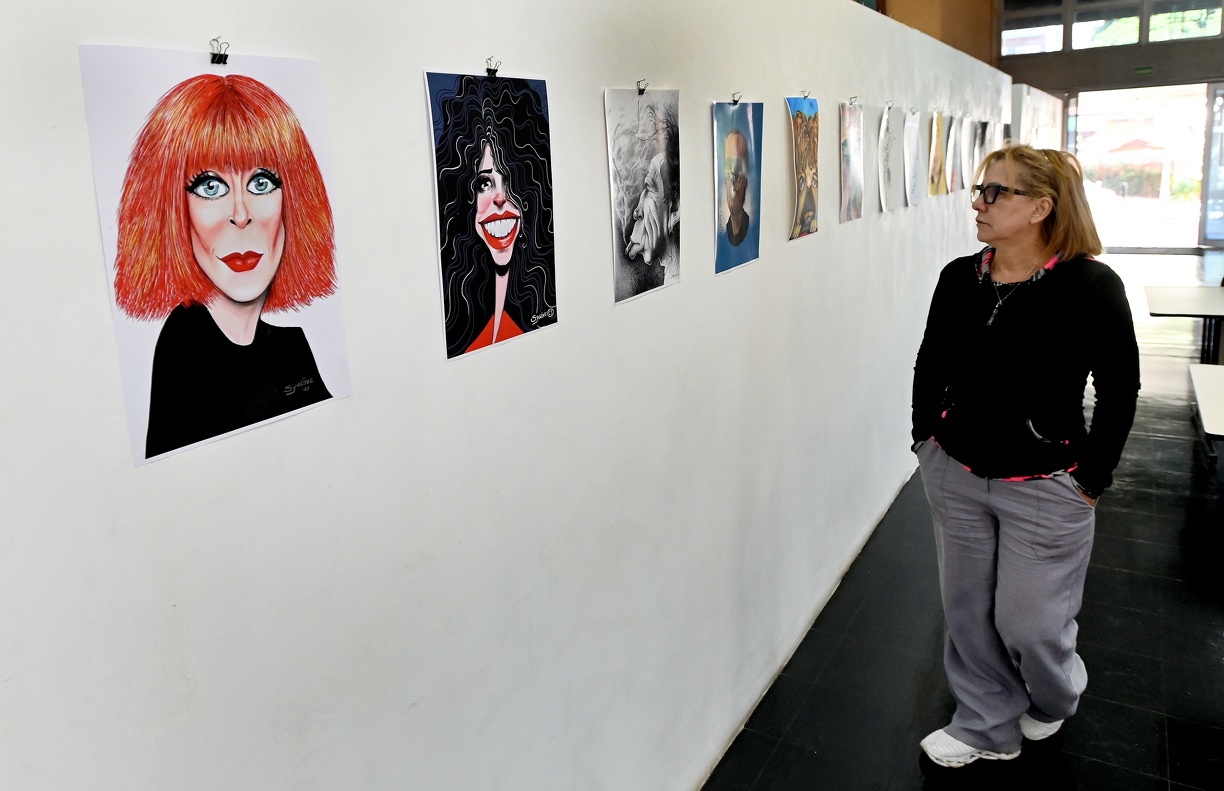 Transitando entre o humor e a crítica, as caricaturas apresentam diversos estilos, traços e abordagens
