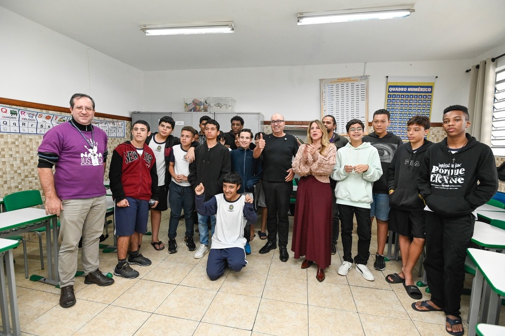 Prefeito Dário Saadi acompanhou debate em escola que completa 50 anos neste mês