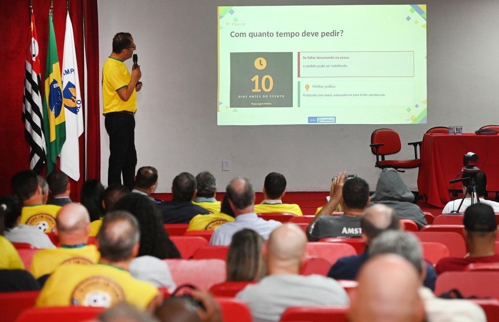 Uma das orientações transmitidas fala sobre a necessidade de solicitar o alvará de eventos com pelo menos 10 dias de antecedência
