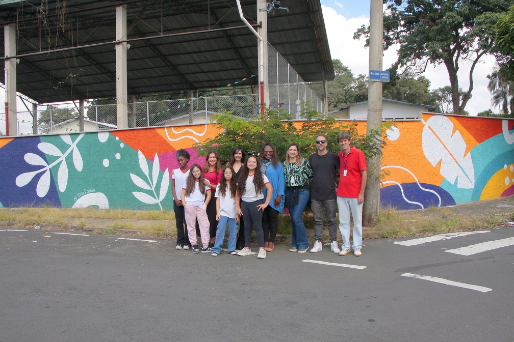 Resultado da integração entre secretarias municipais, artistas e escolas, o mural embeleza o bairro e incentiva os alunos