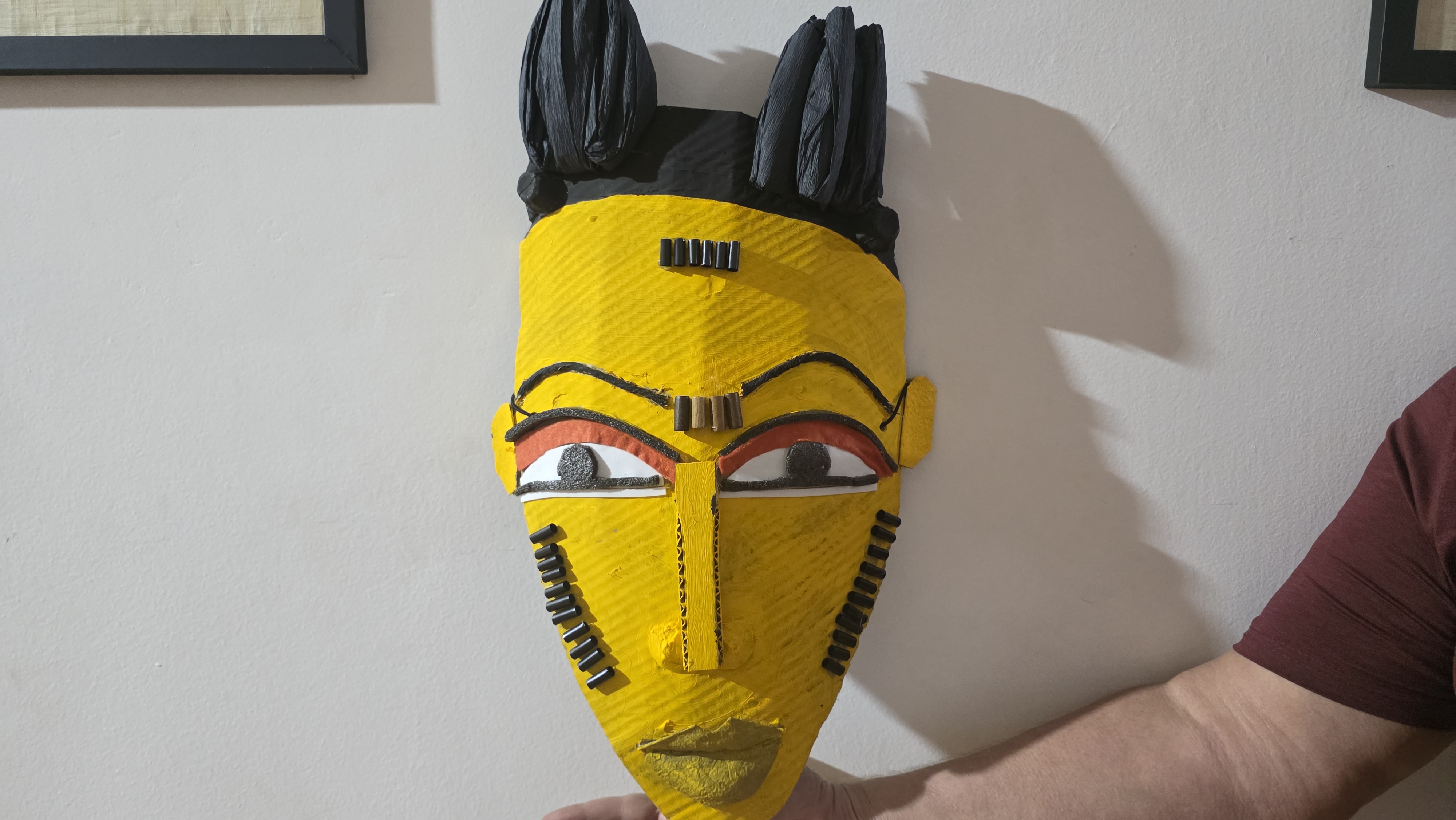 Os participantes terão contato com diferentes tipos de máscaras, compreendendo suas funções dramatúrgicas, simbólicas e pedagógicas