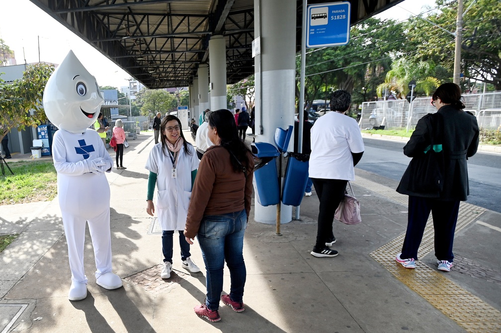 Zé Gotinha acompanhou a vacinação no Terminal Padre Anchieta nesta terça-feira, 9: estratégia para ampliar público imunizado