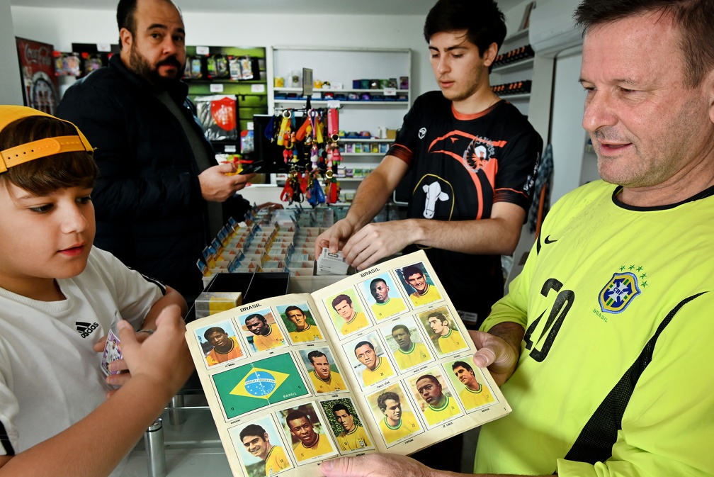 Loja de Spencer (camisa do Brasil) reúne colecionadores de álbuns da Copa