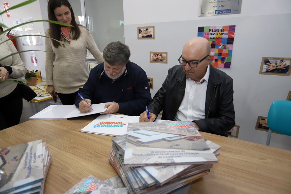 Prefeito Dário Saadi assinou dedicatórias de livro durante lançamento nesta terça, 7