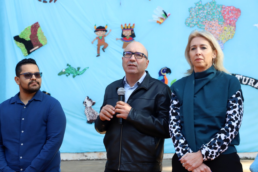 Prefeito Dário Saadi e a secretária Patrícia Adolf Lutz durante acolhimento dos psicólogos escolares