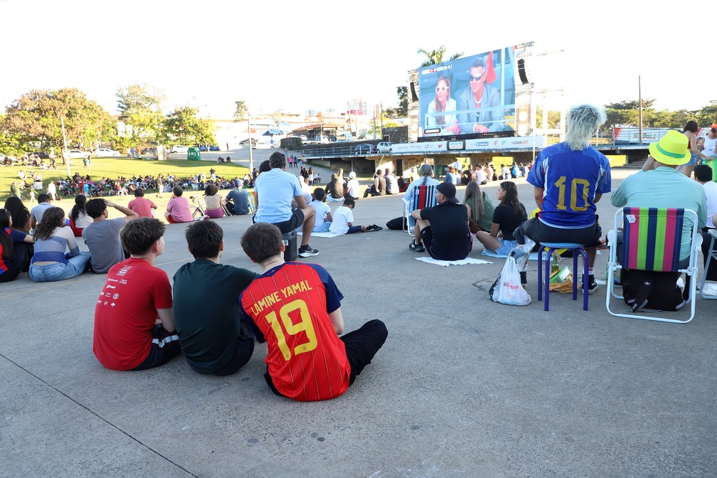 Telão na Praça Arautos da Paz se despediu com vitória da Espanha sobre a Argentina