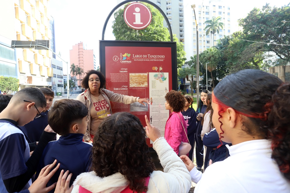 Alunos da rede municipal durante atividade do Projeto Rotas Afro nesta quinta, 23