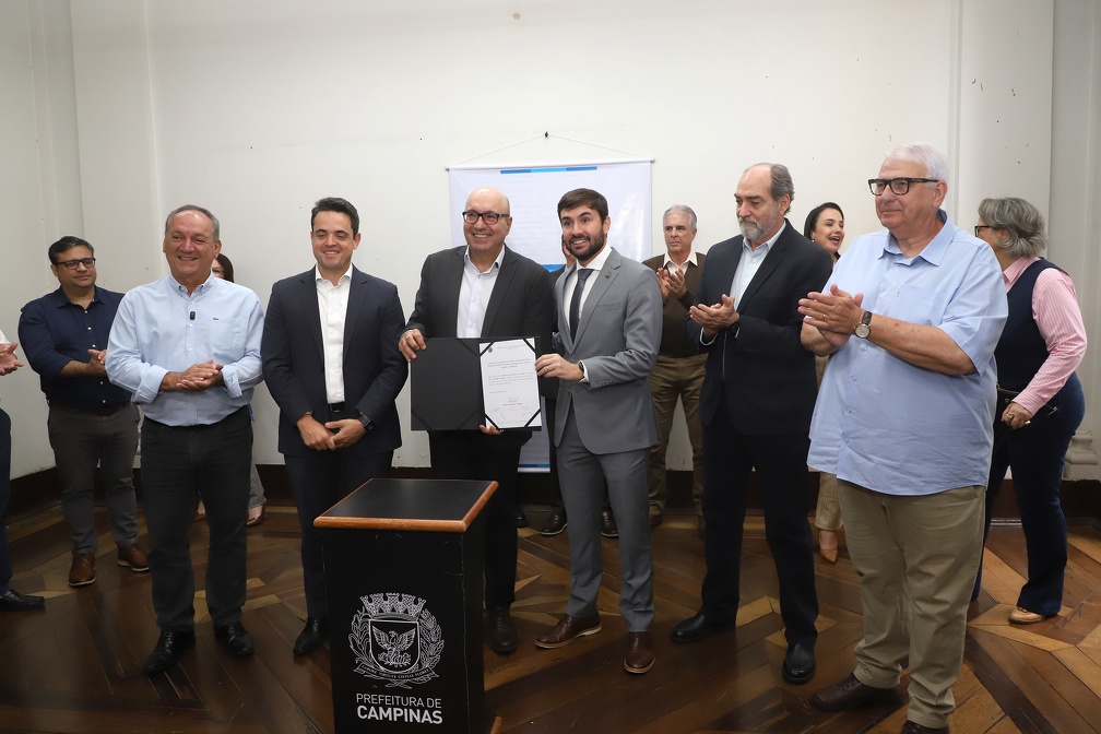 O prefeito Dário Saadi com represenantes da PUC, CPFL e concessionárias: mais um passo rumo à valorização do Centro