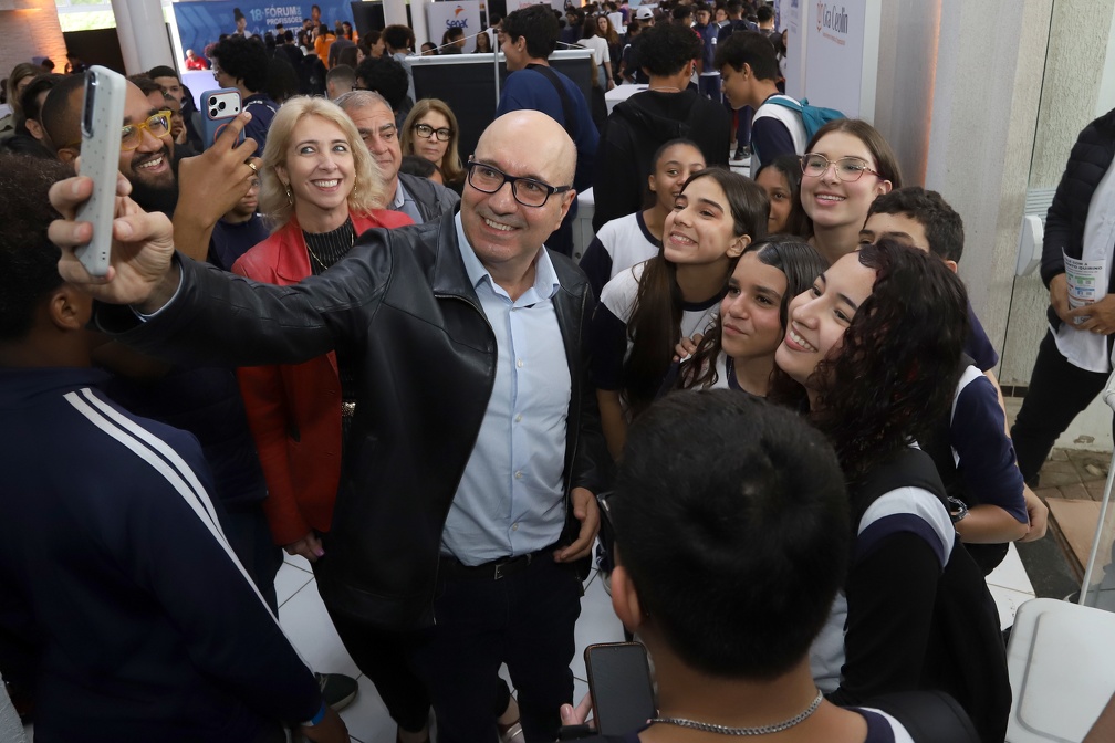 Prefeito e secretária de Educação durante interação com alunos na abertura do evento