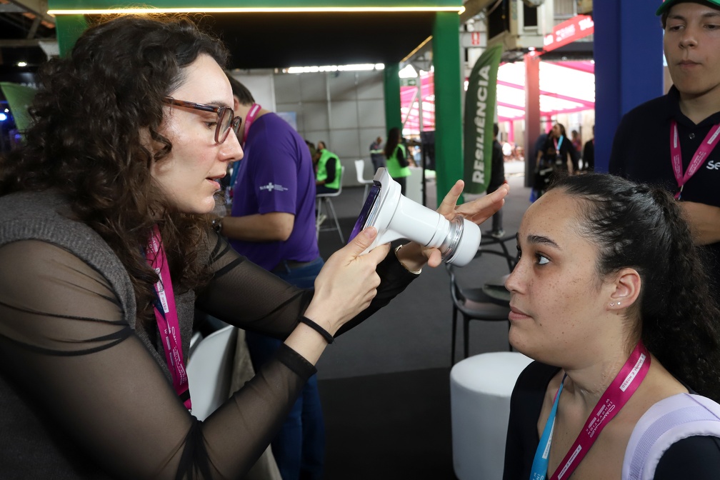 Médica Júlia Zaparolli realiza análise de retina com o telerretinógrafo portátil