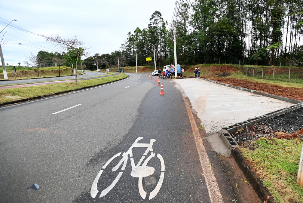 Av. Isaura Roque Quércia recebe novas baias de estacionamento; serão quatro bolsões com vagas em 45º