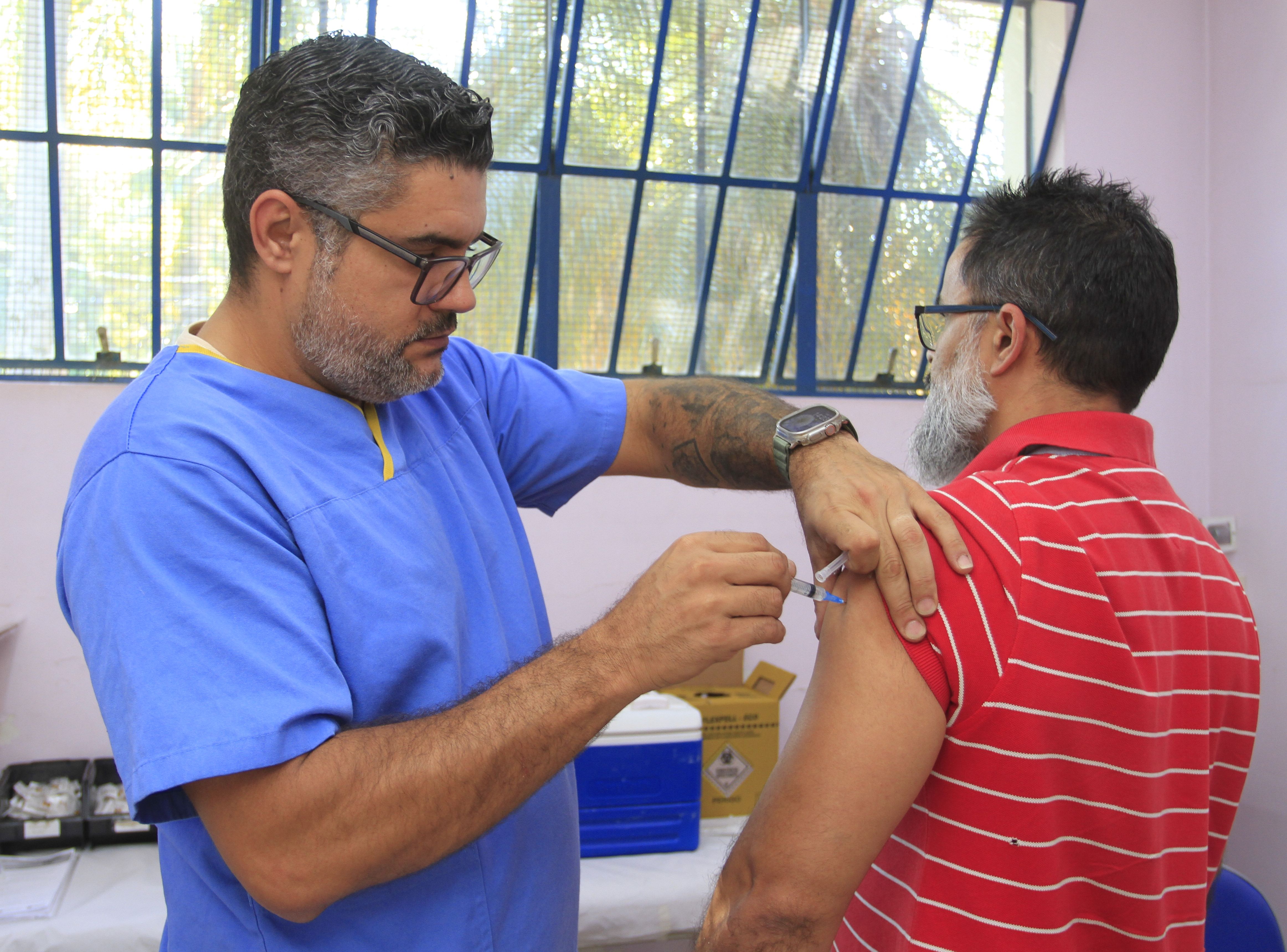 Saúde confirma mais duas mortes por gripe: vacinas estão disponíveis para todas as pessoas a partir de 6 meses de idade nos 69 centros de saúde da cidade