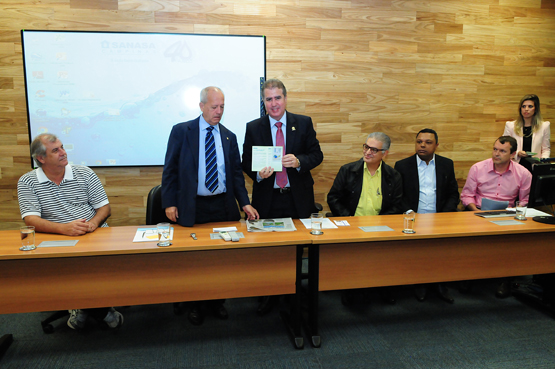 Jonas exibe o documento