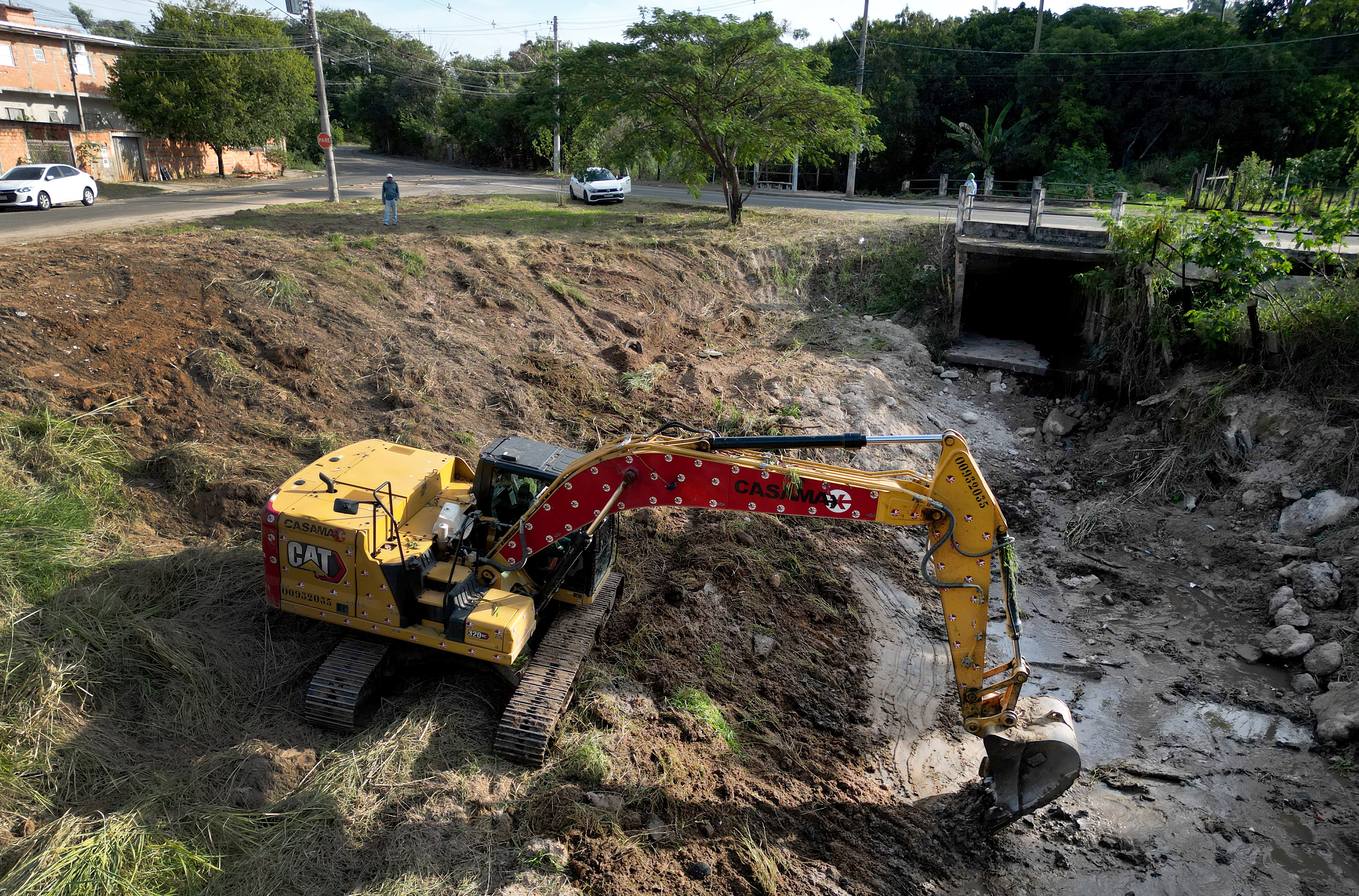 No Jardim Santa Rosa, o trabalho de desassoreamento está sendo feito em aproximadamente 450 metros de extensão; medida é essencial para melhorar fluxo de água