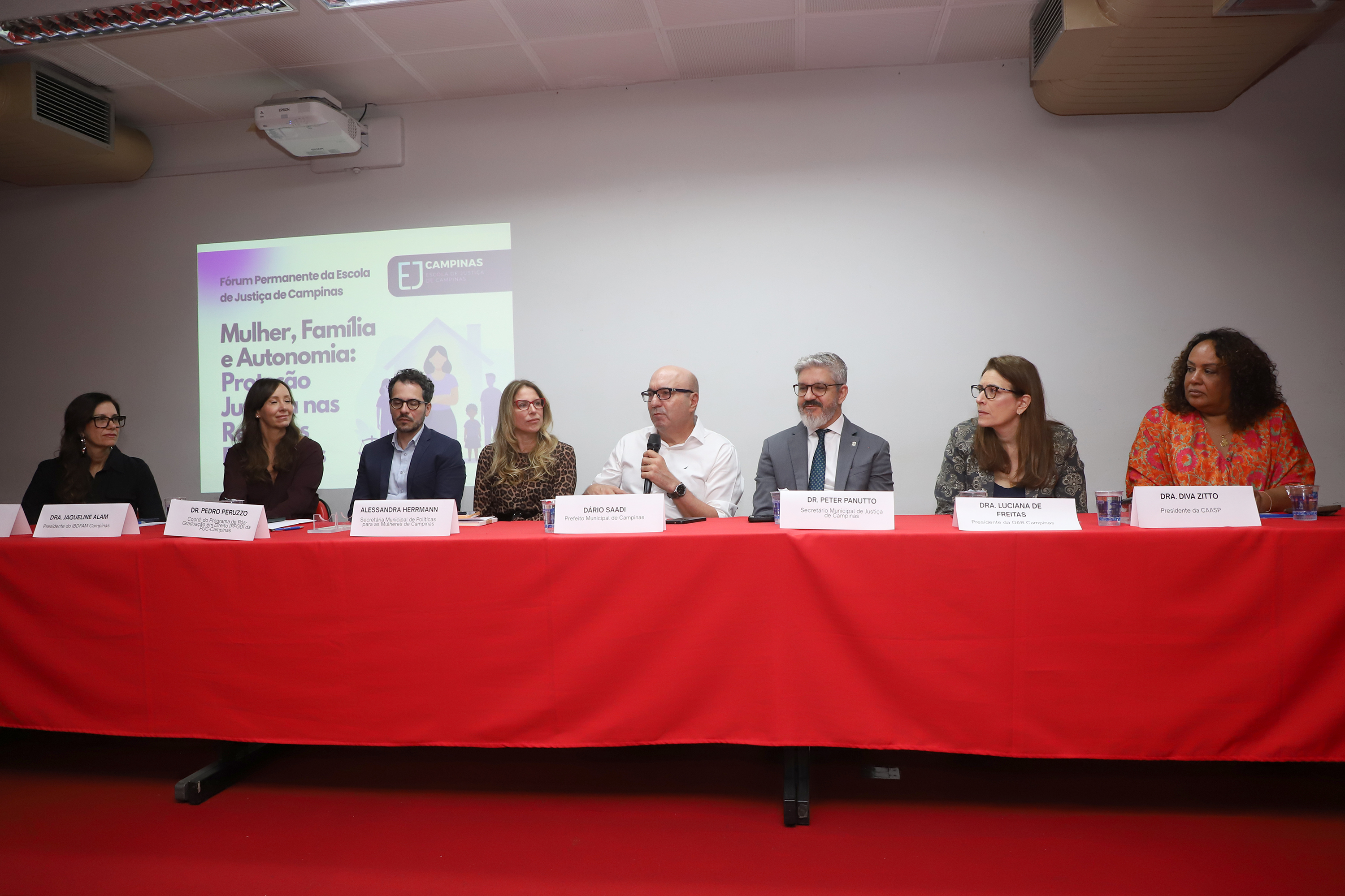Evento segue durante todo o dia com temas sobre autonomia, proteção e direitos das mulheres nas relações familiares