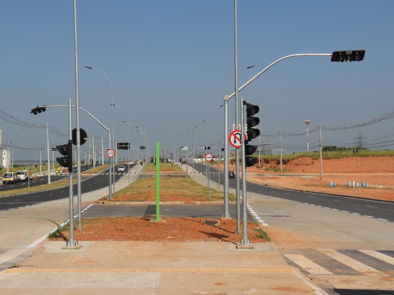 Novo conjunto de semáforos vai disciplinar o trânsito e ampliar a segurança viária