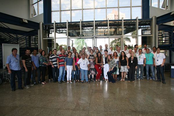 Jogadores ao lado dos trabalhadores da Sanasa