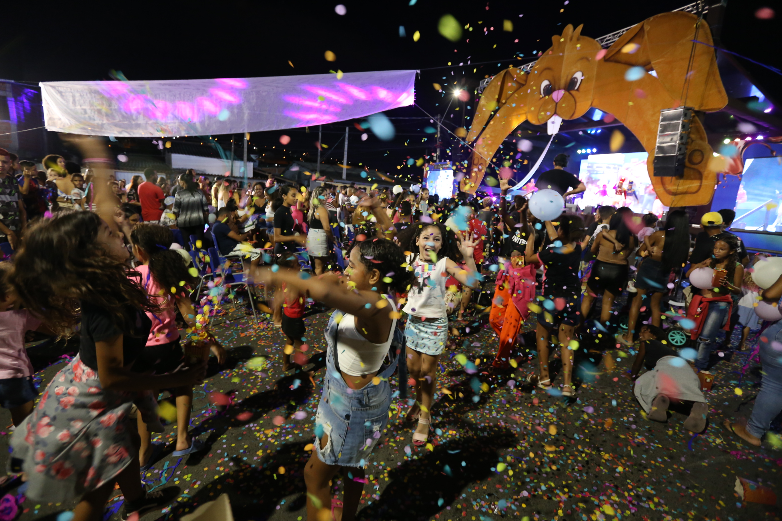 Chuva de balões, serpentina, pipoca, fumaça e cheiro de chocolate são algumas das surpresas que têm alegrado a crianças e adultos nos Shows Encantados da Páscoa