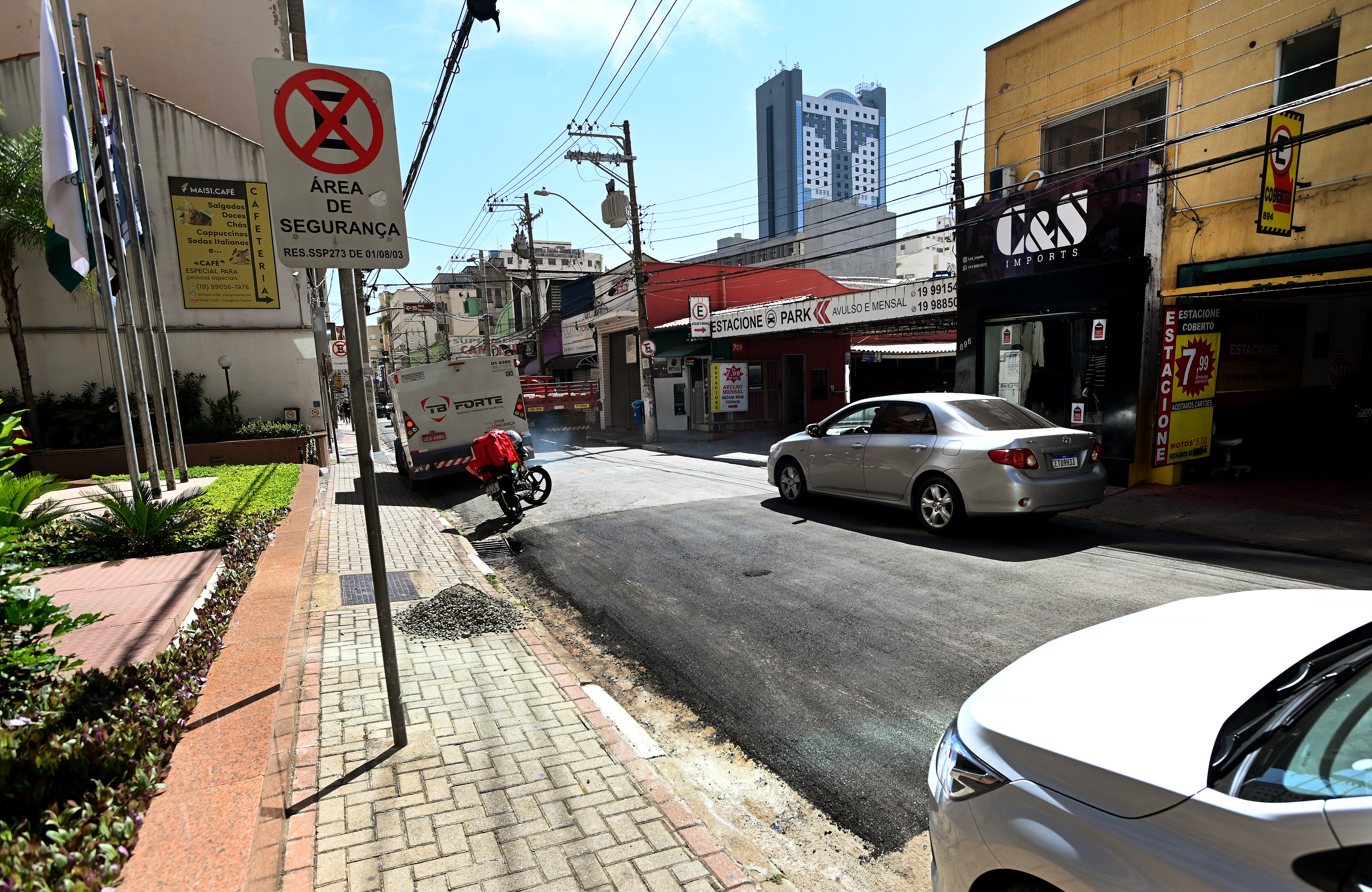 Secretaria de Serviços Públicos concluiu, na manhã desta quarta, 22, nova cobertura asfáltica da área onde foi feito o reparo em uma galeria de água pluvial na rua Barão de Jaguara, no Centro da cidade