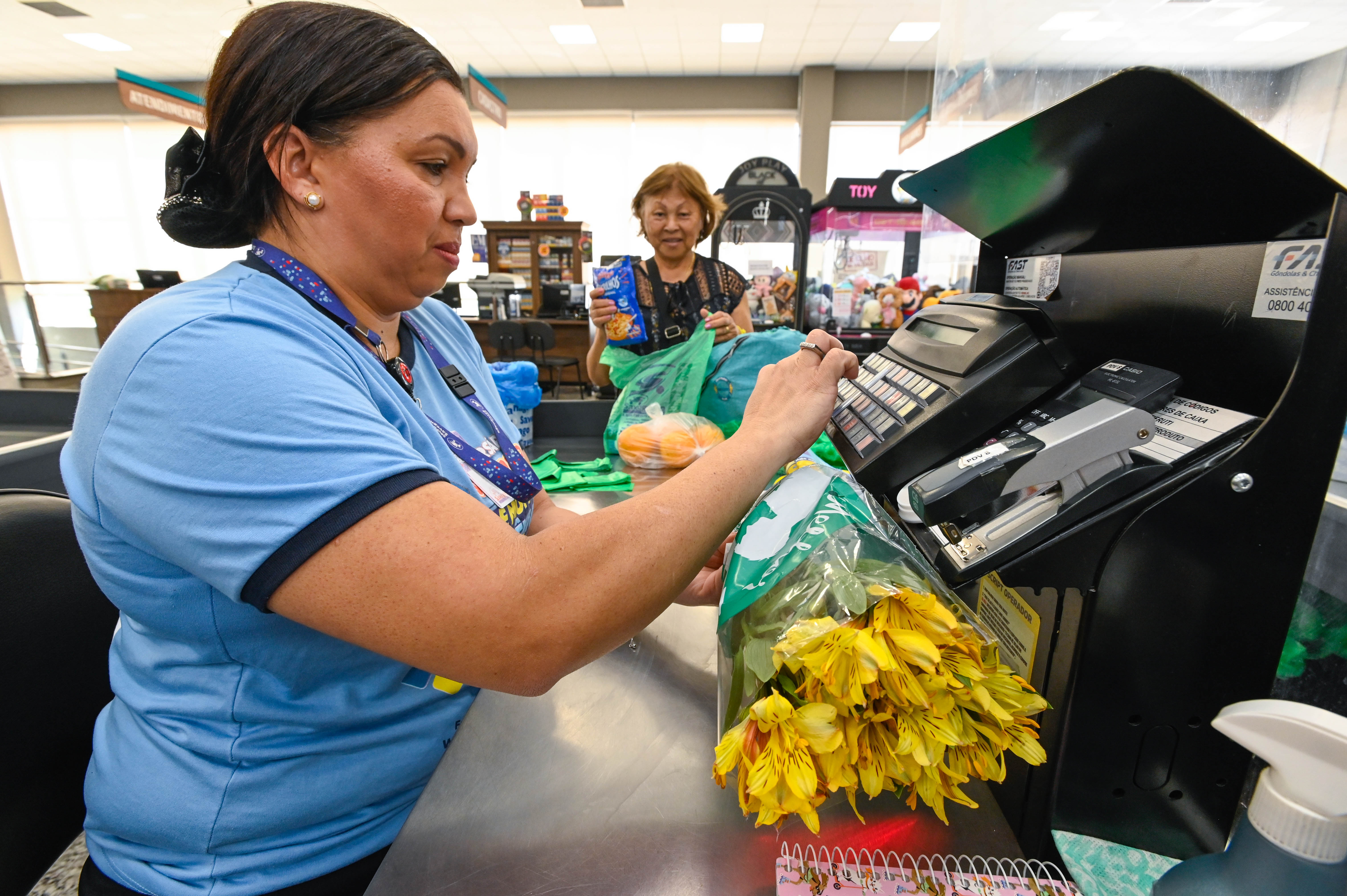 Há vagas para diversas áreas, tanto para trabalhar dentro do shopping quanto em outros setores