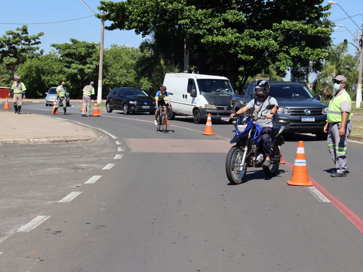 Agentes da Mobilidade Urbana organizam o fluxo de motociclistas