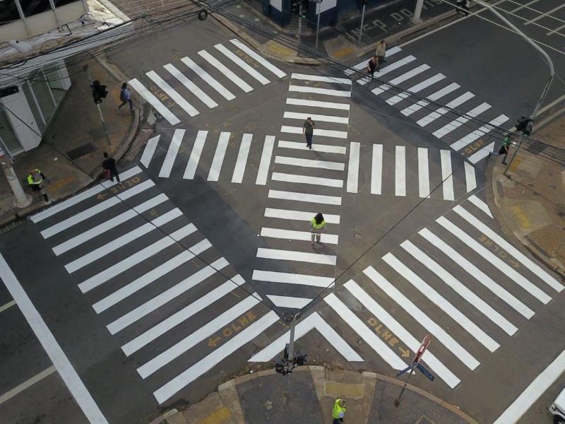 Cruzamentos de grande movimento estão recebendo a pintura de solo que sinaliza a faixa especial