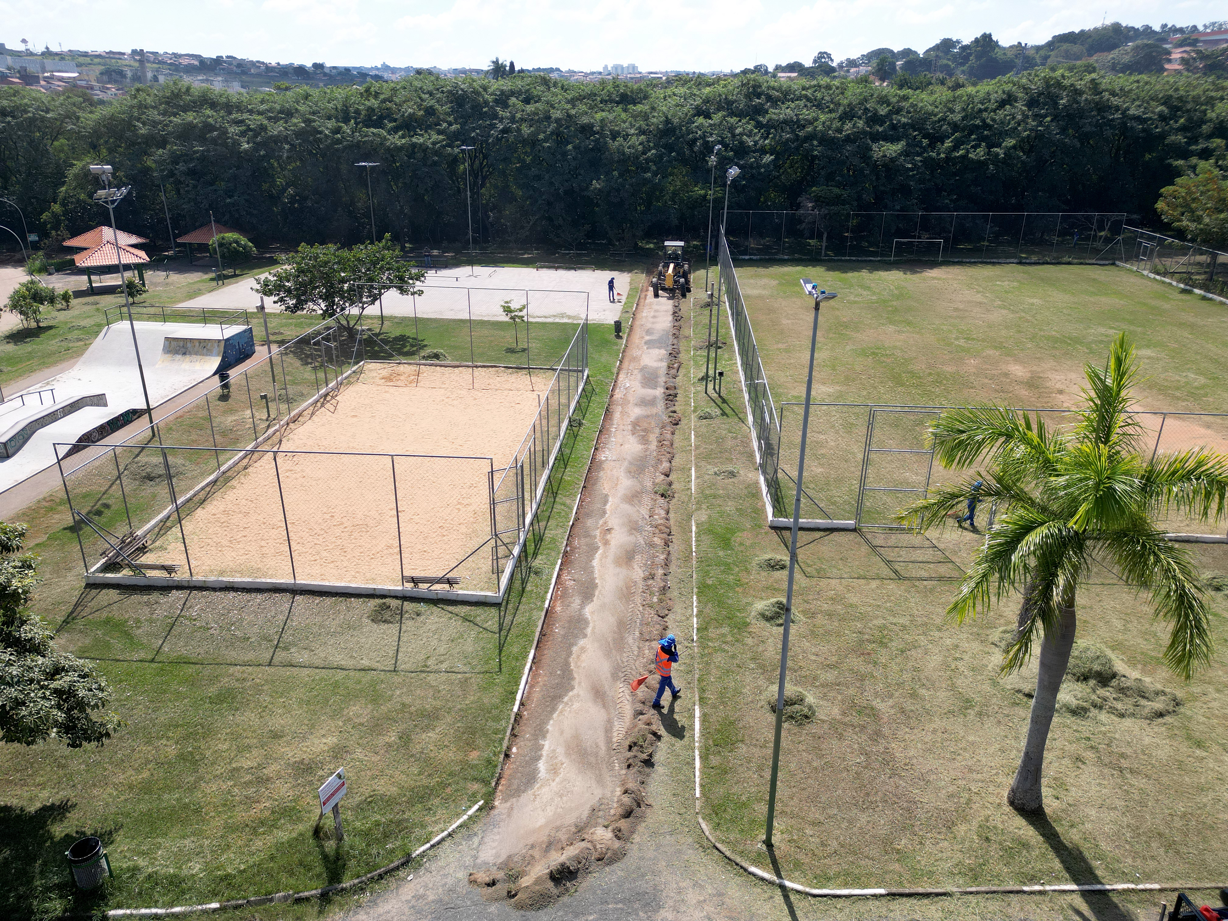 A área recebeu roçagem do mato e limpeza, manutenção nos brinquedos e na pista de caminhada, que agora passa ser asfaltada