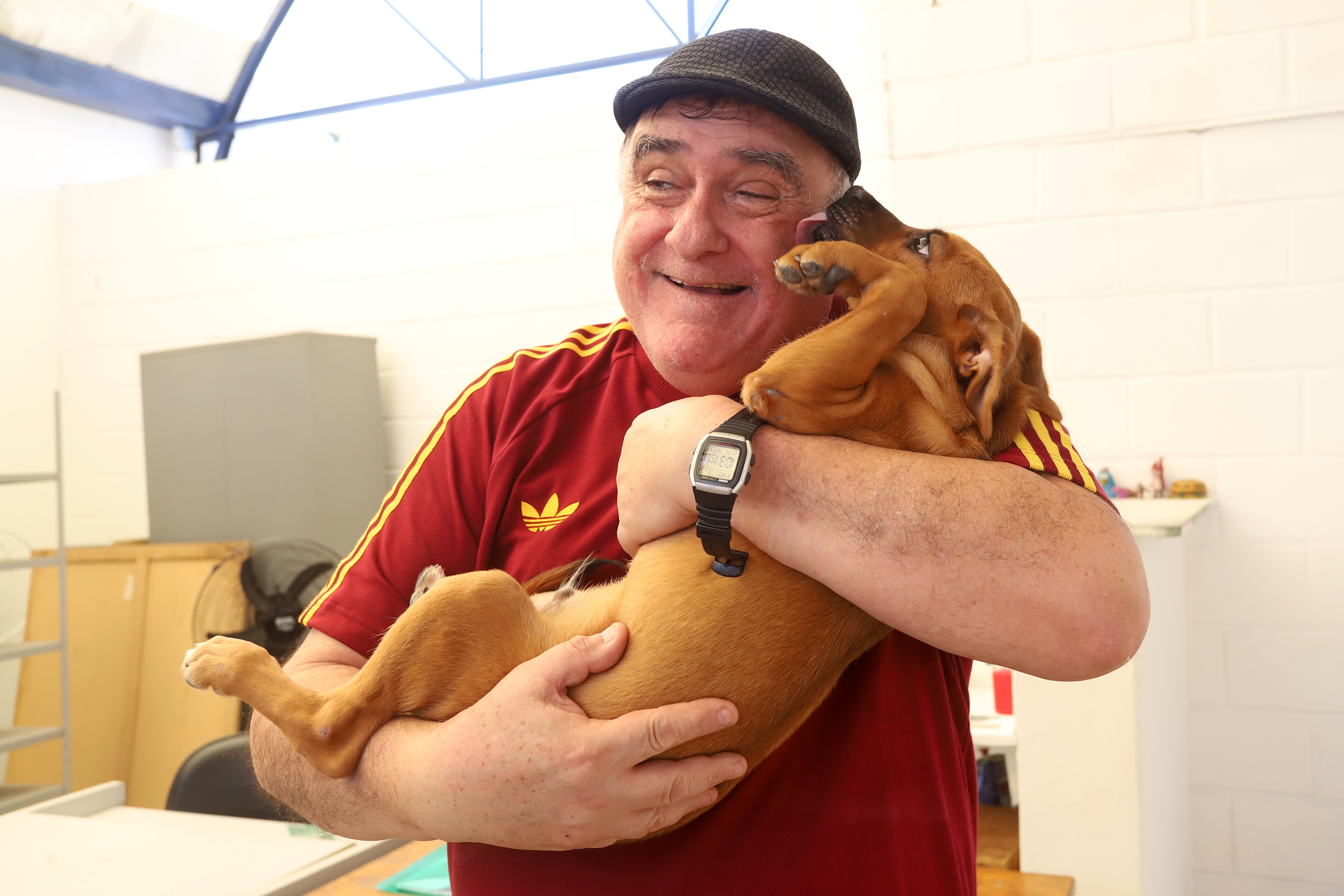 No primeiro contato entre tutor e cãozinho, conexão foi imediata
