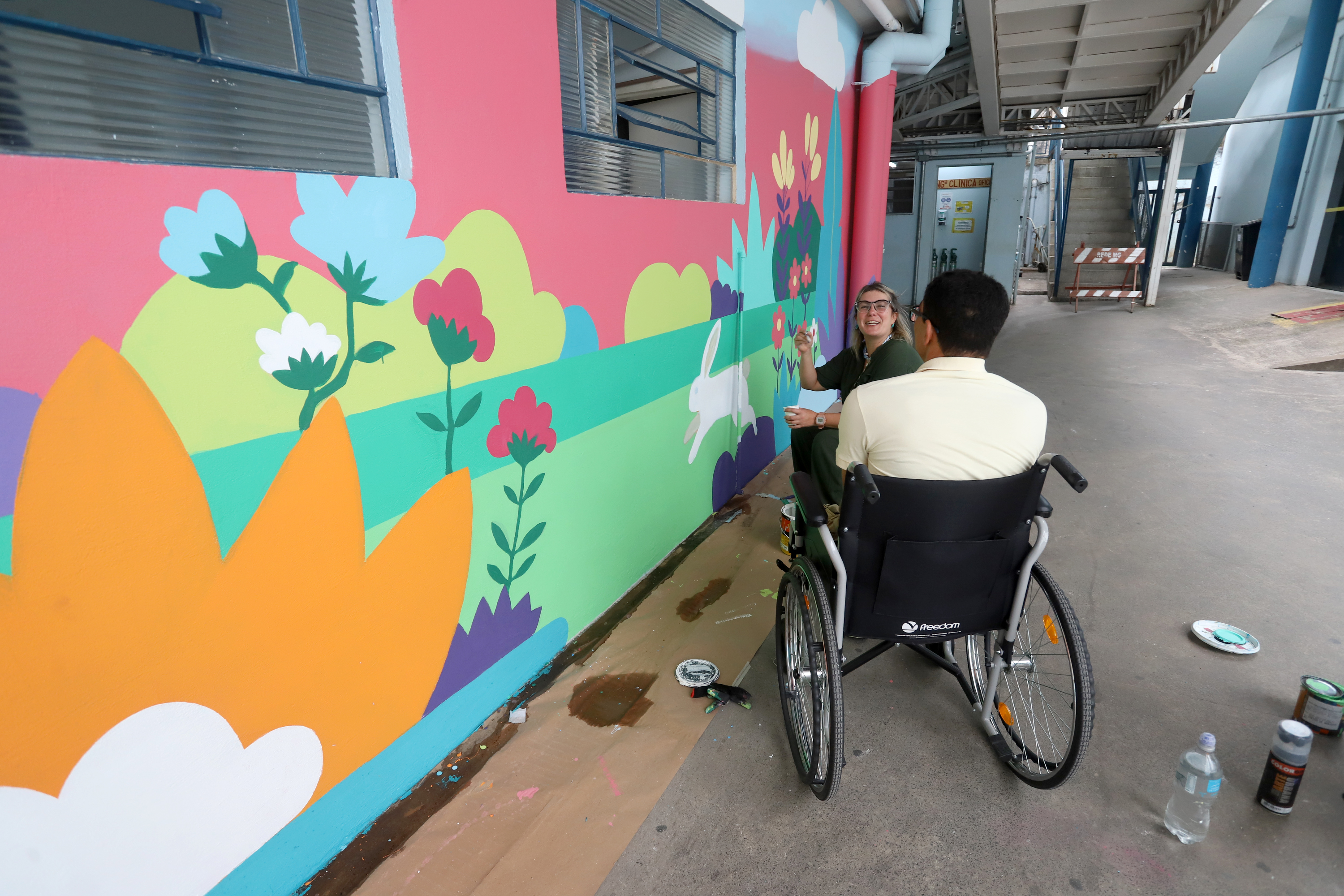 A pintura despertou a curiosidade e aproximou pacientes, acompanhantes e trabalhadores