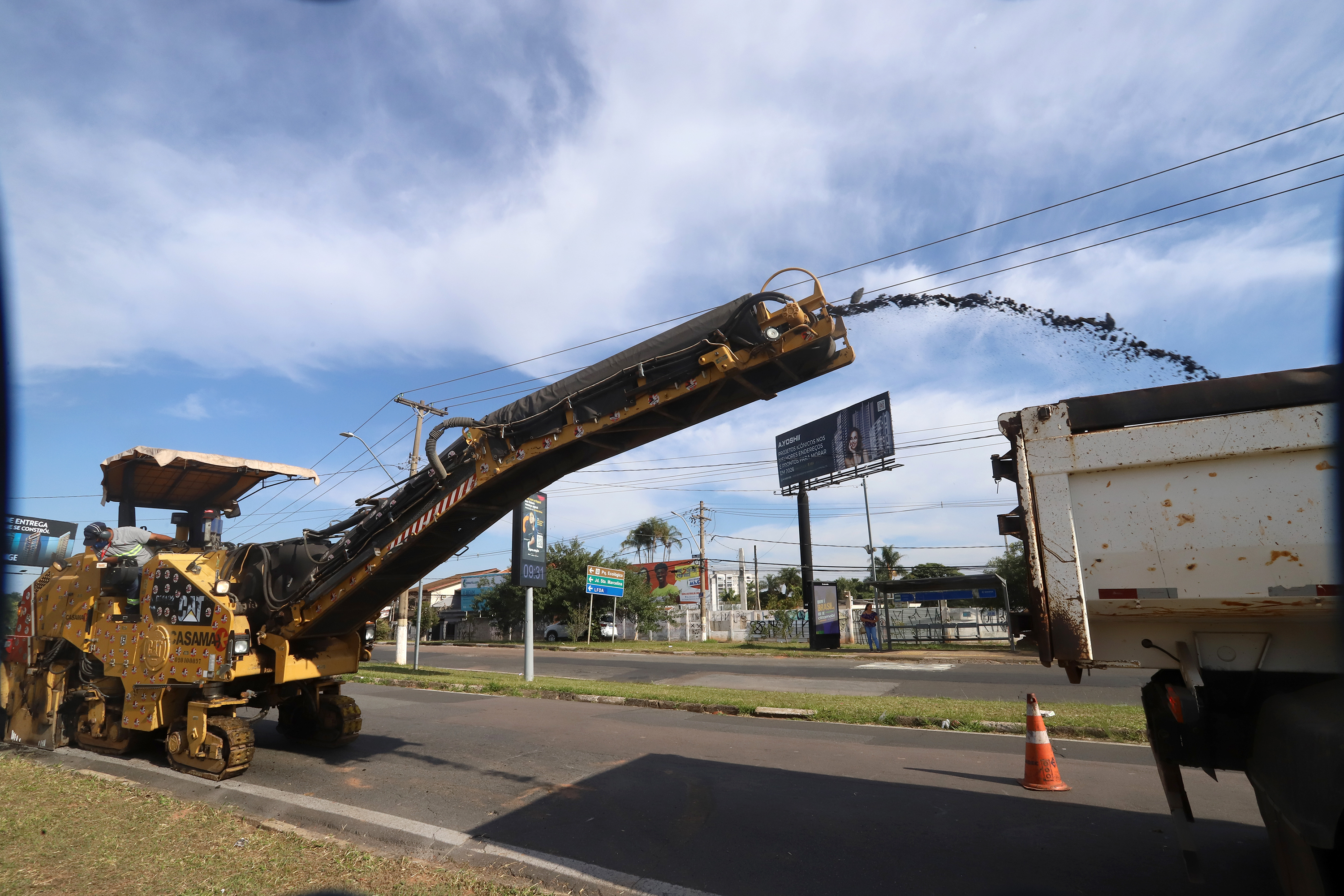 Antes da aplicação da nova massa asfáltica, é feita a fresagem, que é a remoção da camada superficial do pavimento antigo