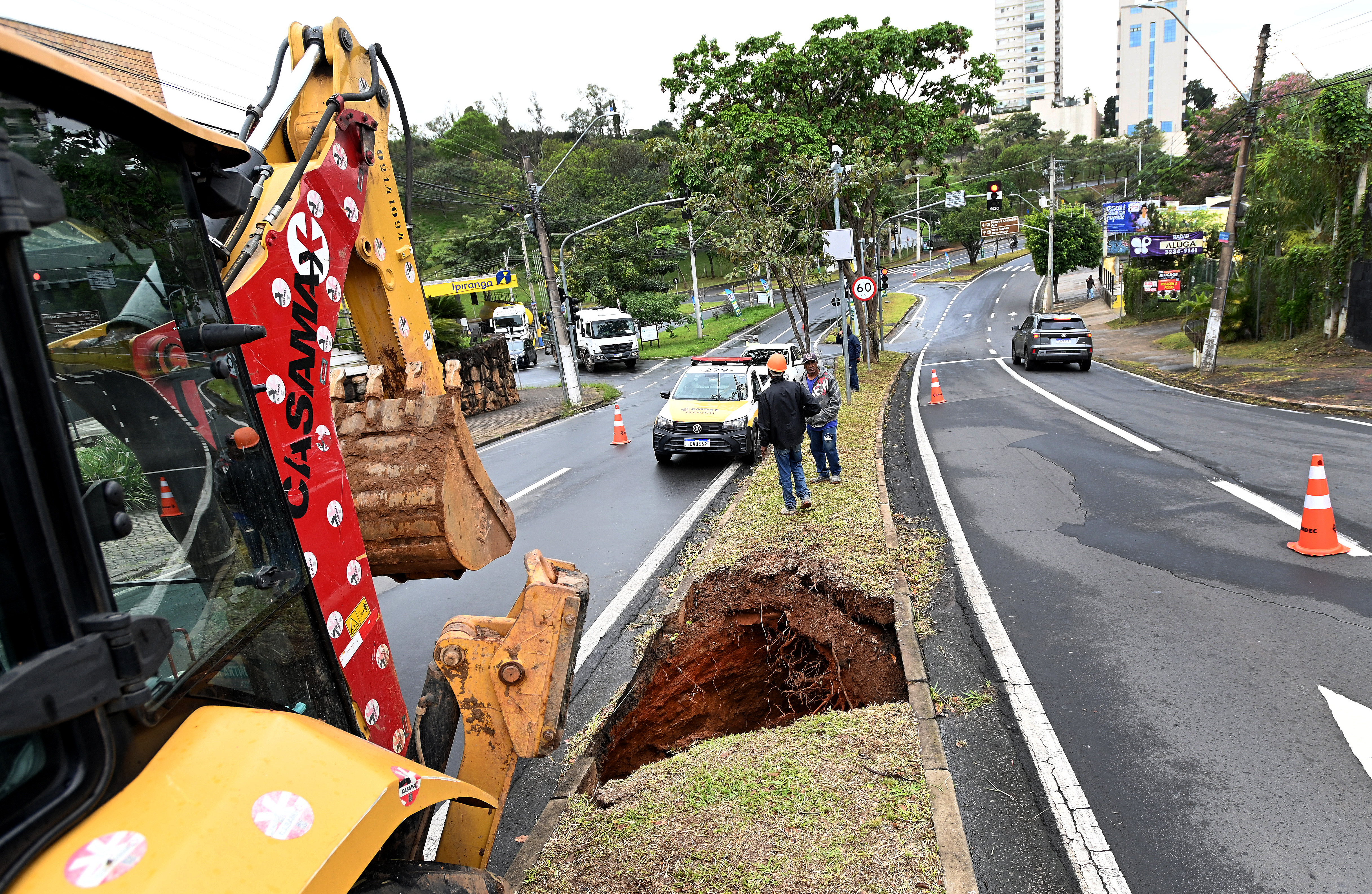 Uma faixa de rolamento em cada sentido da avenida precisou ser parcialmente interditada