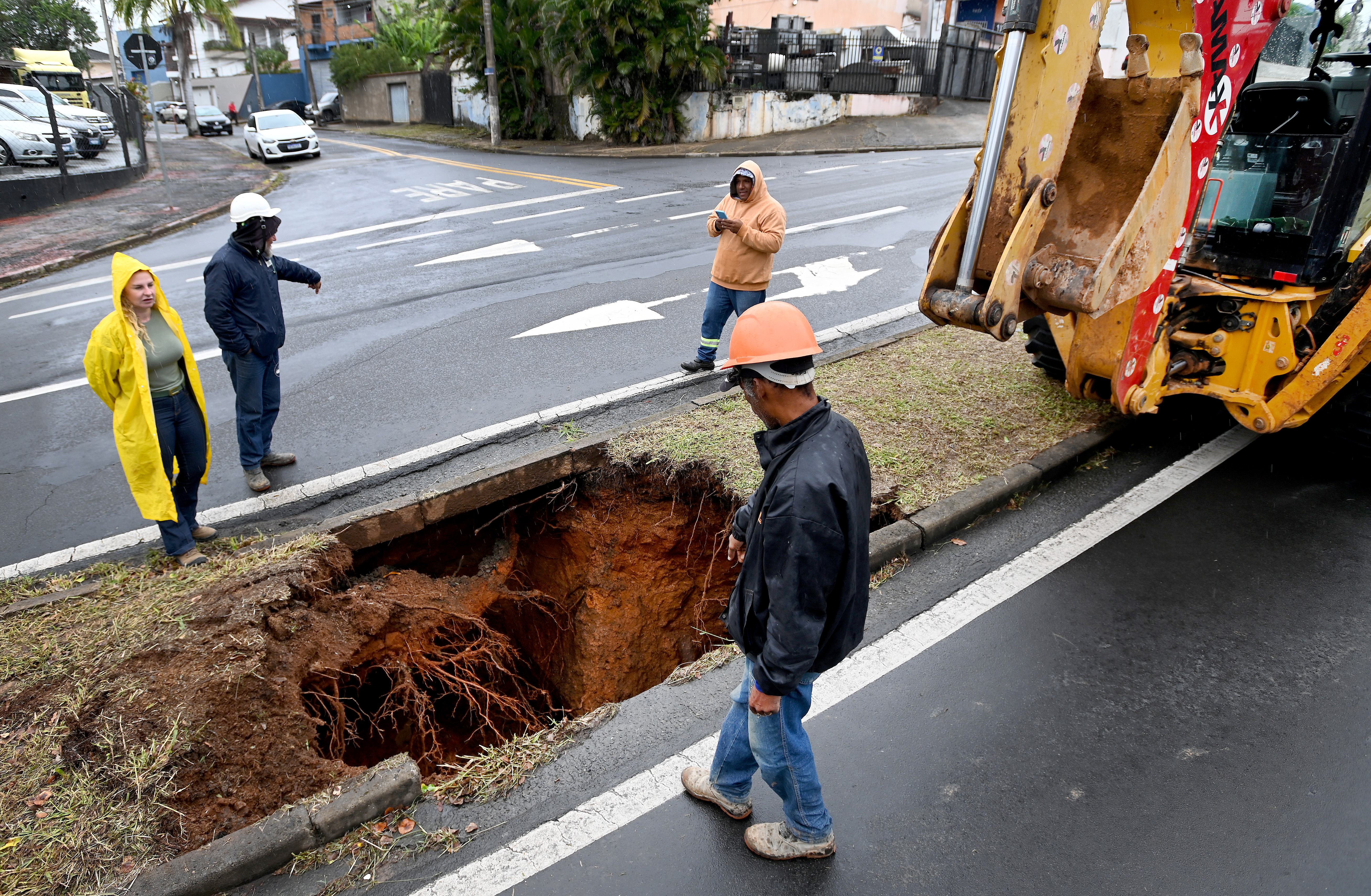  Equipe da Secretaria de Serviços Públicos fará a troca da caixa de galeria pluvial que se deslocou e causou erosão