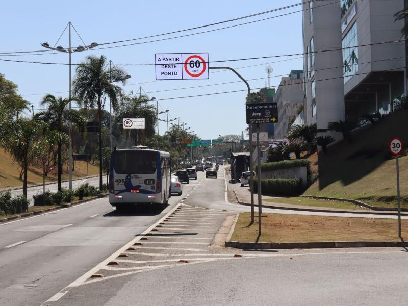 A sinalização alerta para a mudança da velocidade permitida