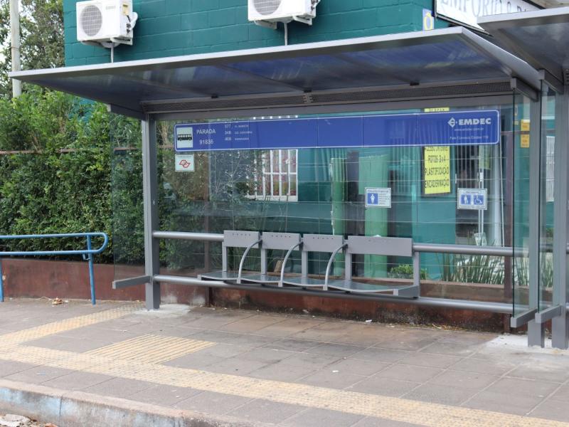 Abrigos são acessíveis, iluminados, resistentes e com tomada para carregar celulares