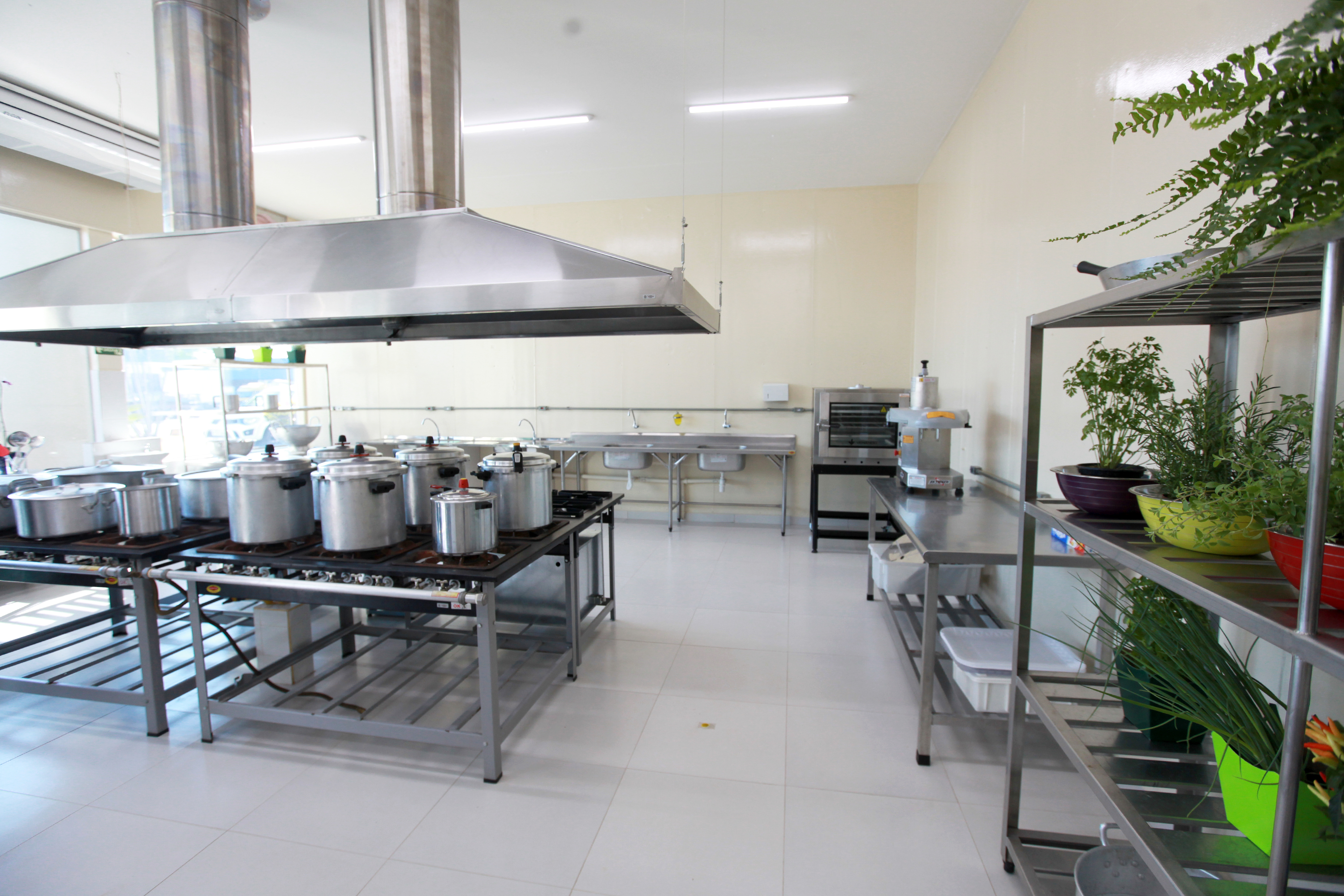 Prevenção, uso de EPIs e EPCs, manutenção de equipamentos e capacitação ajudam a reduzir queimaduras e acidentes de trabalho.