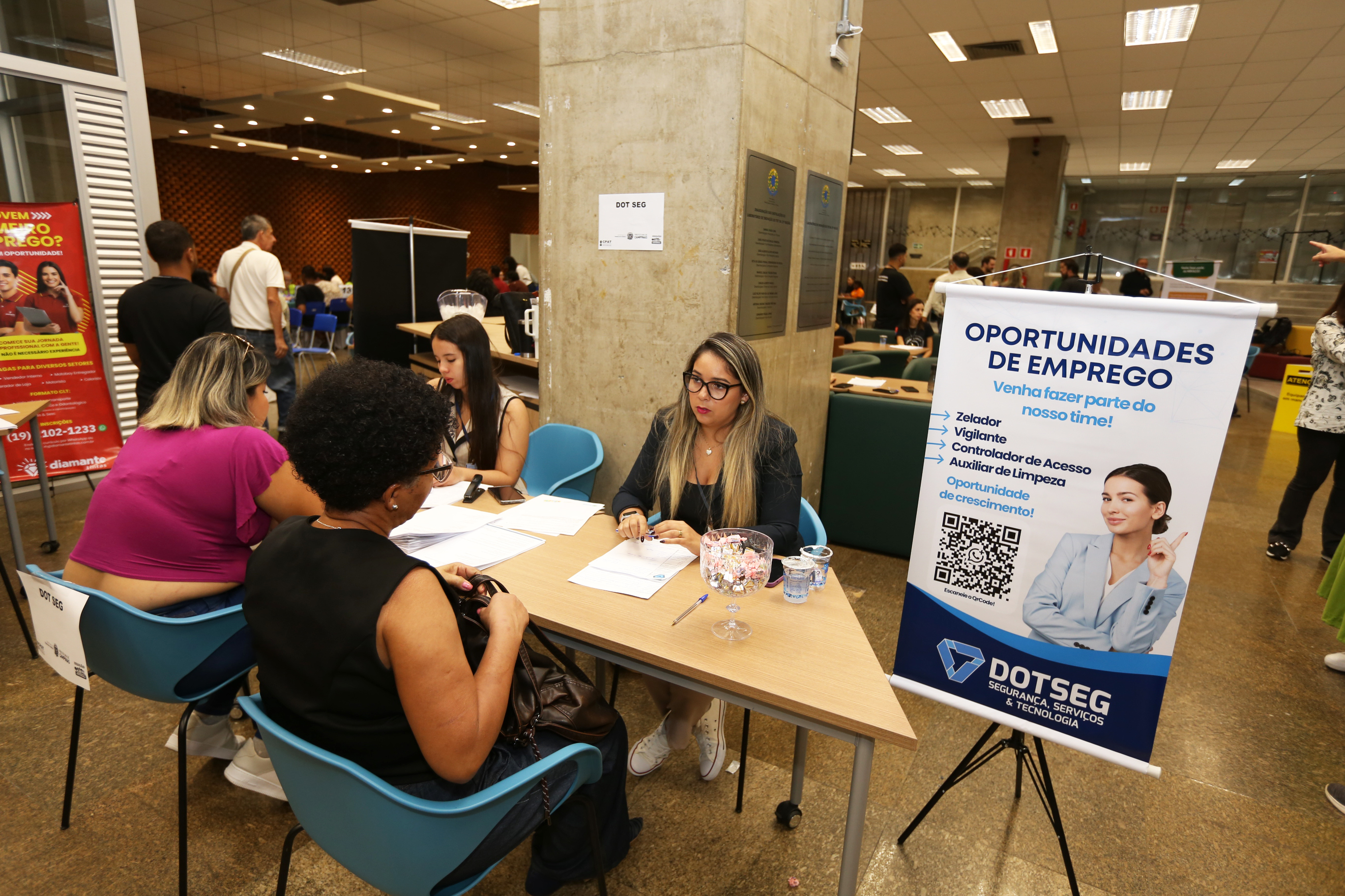 Empresas realizam entrevistas e recebem currículos durante o Feirão de Emprego e Oportunidades