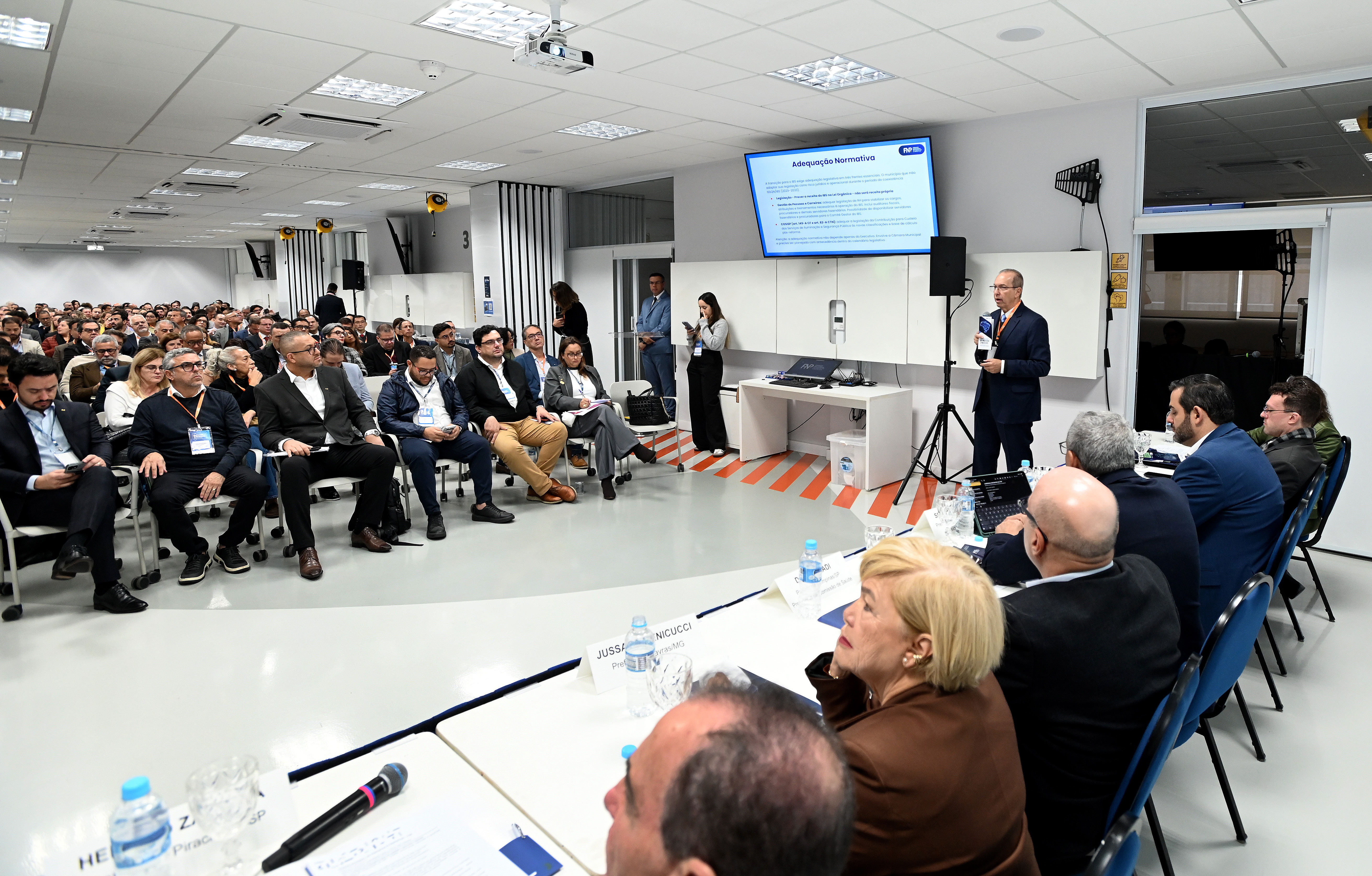 Cerca de 20 prefeitos, representantes de 38 municípios e delegações de 11 estados brasileiros, presentes ao encontro, ouvem as colocações do Secretário de Finanças de Campinas, Aurílio Caiado