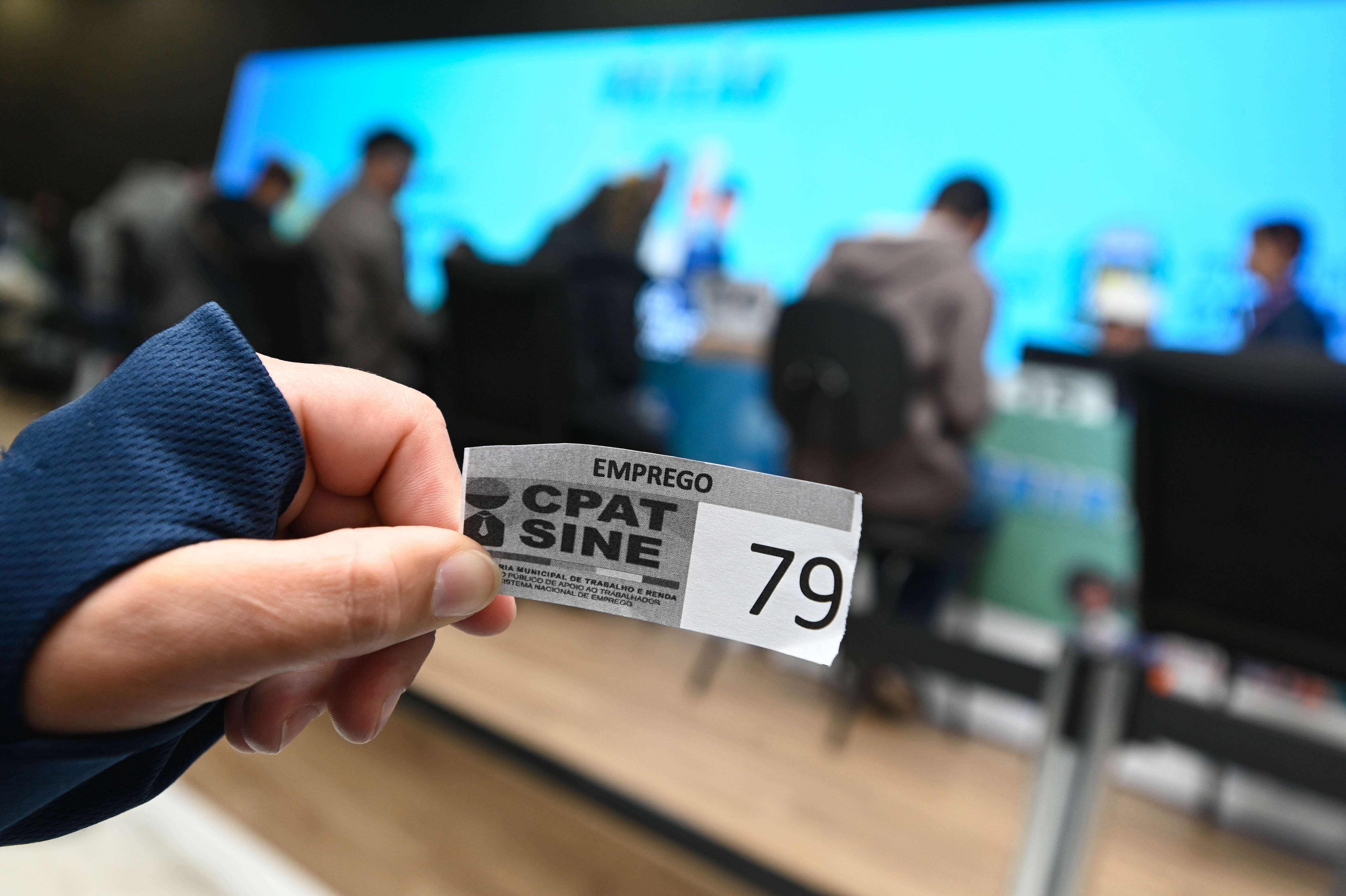 Empresas que buscam trabalhadores incluem, entre outros setores, construtoras, padarias, supermercados e hotéis