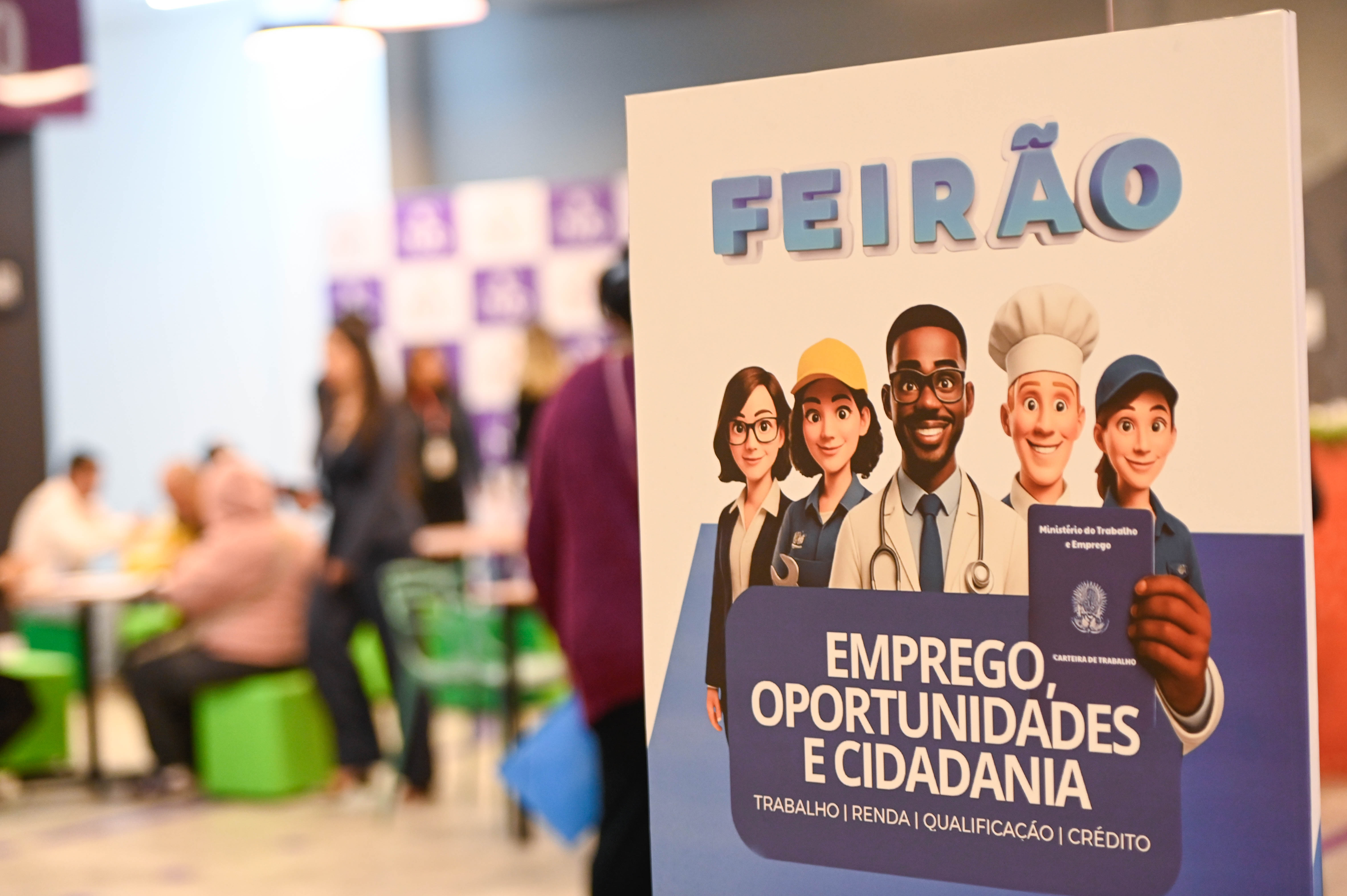 Os interessados em conquistar um emprego devem levar, ao Feirão, documento oficial com foto, currículo impresso e carteira de trabalho (física ou digital)