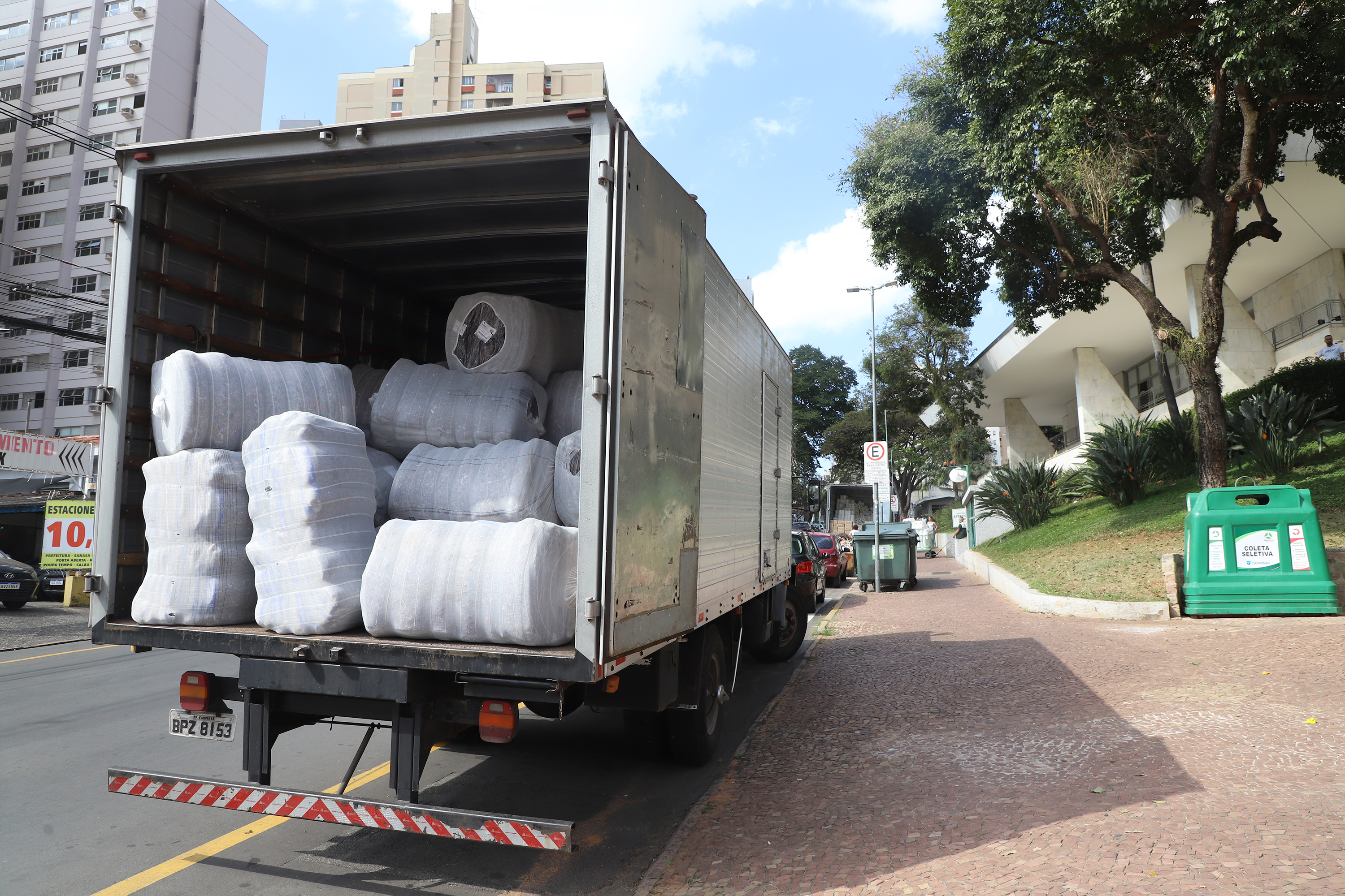 As peças doadas pelo Higa Atacado reforçam o estoque distribuído pelos serviços de assistência social da Prefeitura de Campinas, com prioridade para os que atendem pessoas em situação de rua e famílias em situação de vulnerabilidade