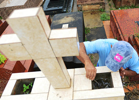 Material que acumula água é alvo da ação