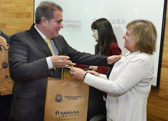 Prefeito homenageia funcionária mais antiga, Claudete Piton Salles