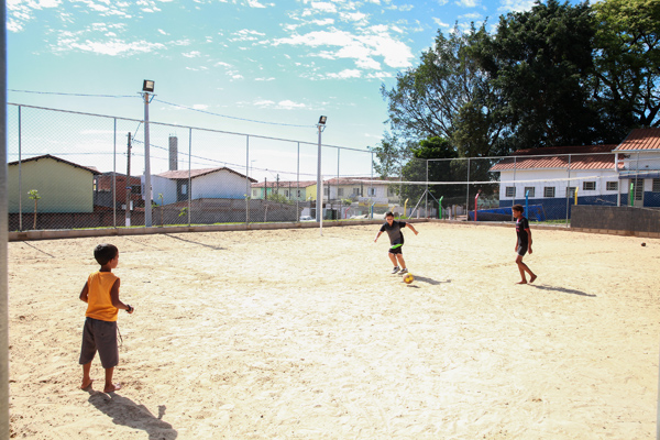 Crianças usam quadra da nova área de lazer