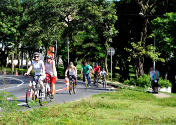 Ciclistas pedalam em faixa especial