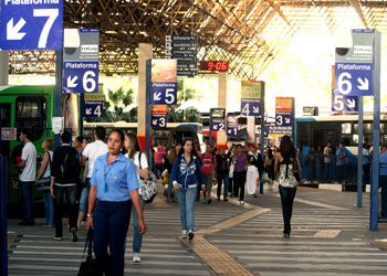 Pessoas caminham na área interna do Terminal Central de Campinas