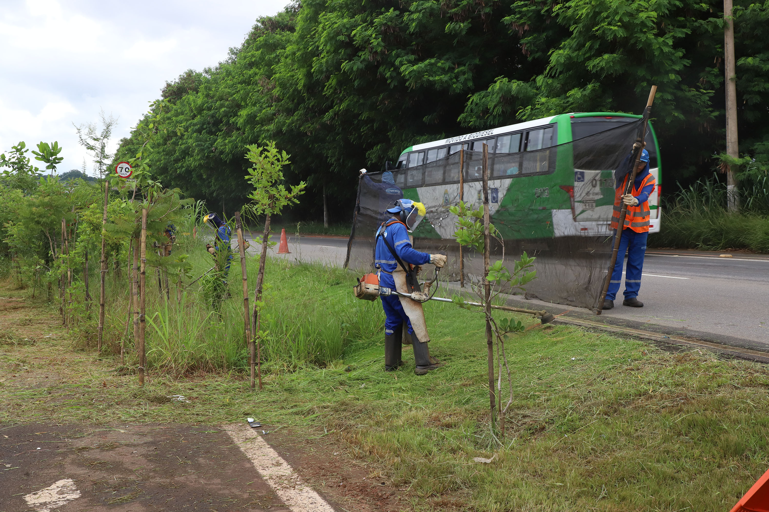 Foco da ação é fazer a roçagem de praças e canteiros centrais 
