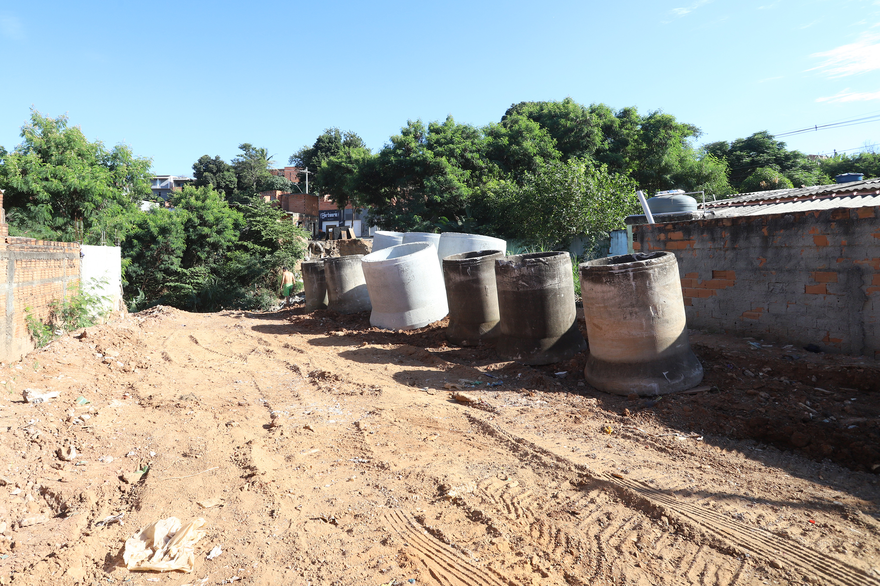 Também foram retirados diversos resíduos descartados de forma irregular, como pedaços de madeira, plásticos e pneus, entre outros materiais