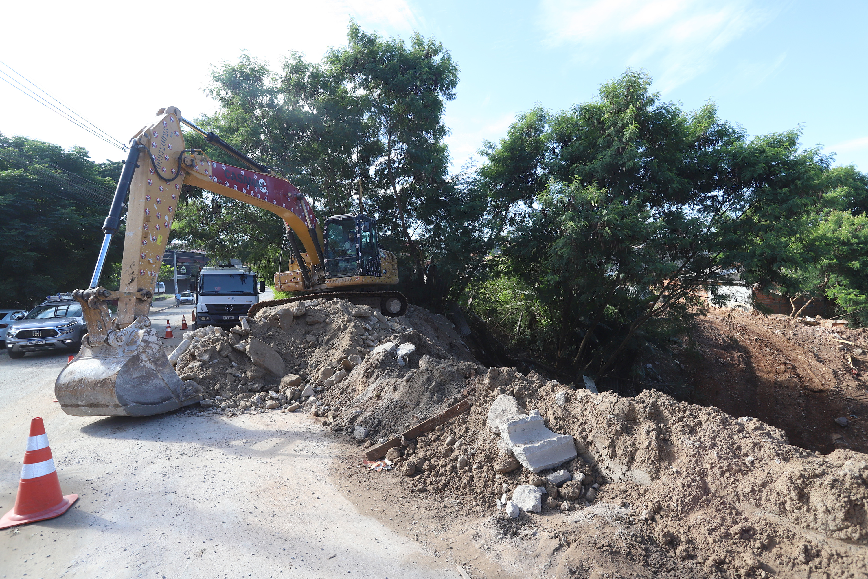 Secretaria de Serviços Públicos está executando obra de grande porte para recomposição de terreno e reconstrução de galerias de águas pluviais