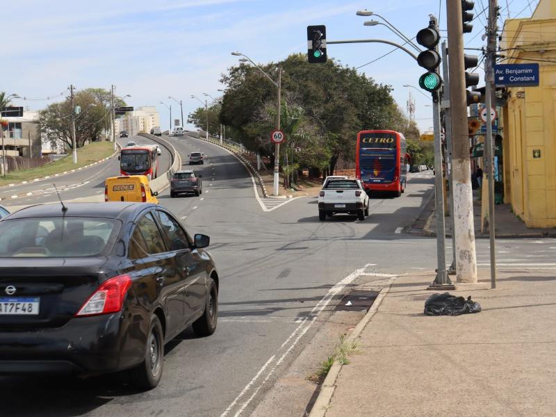 Equipamento instalado no cruzamento da rua Benjamin Constant com Lix da Cunha